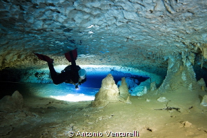 Diver with cave formations_Mexico-2021
(Canon14mm,t1/50,... by Antonio Venturelli 